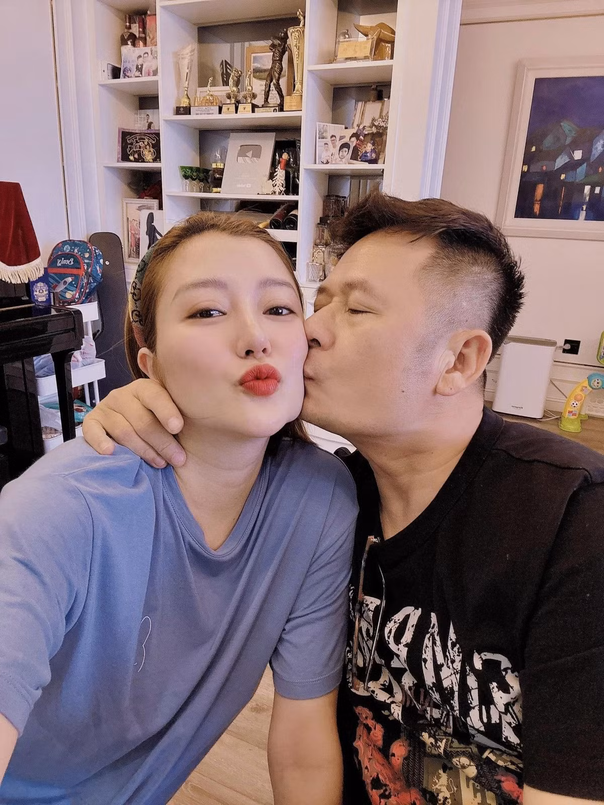 Bằng Kiều tình cảm bên vợ trẻ.