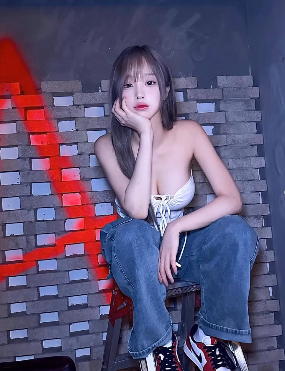 Woo Han Kyung còn rất khéo léo kết hợp chúng với những item khác nhau để tạo nên các set đồ đa dạng.