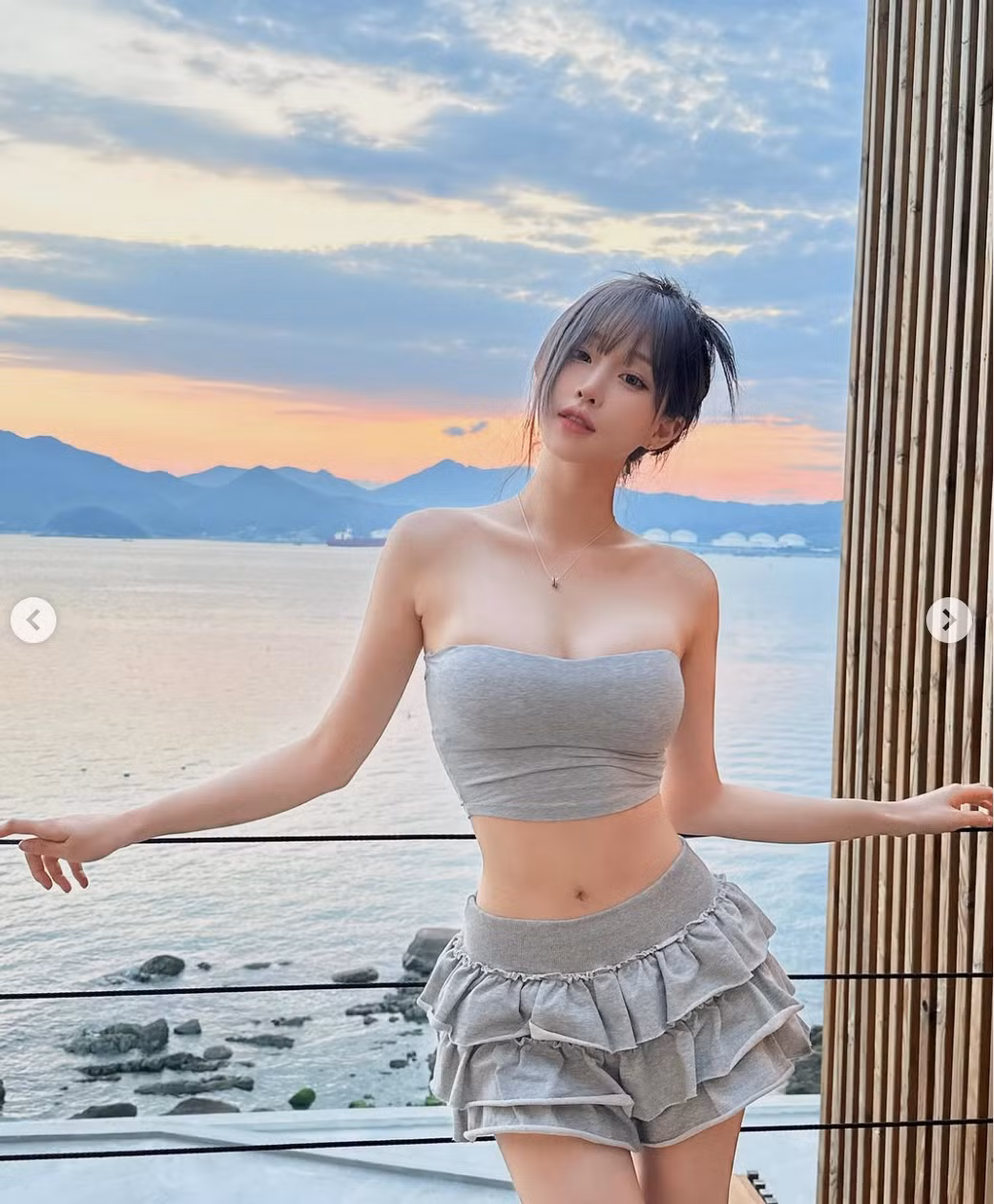 Những chiếc áo này giúp Woo Han Kyung trở nên quyến rũ hơn.