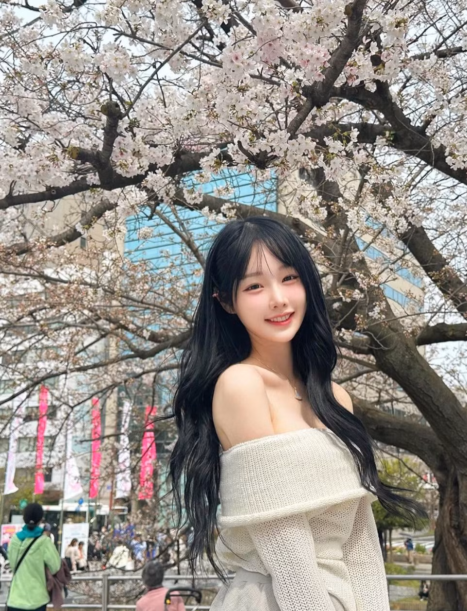 Woo Han Kyung là hot girl, người mẫu đến từ Hàn Quốc sở hữu hơn 1 triệu người theo dõi trên Instagram.