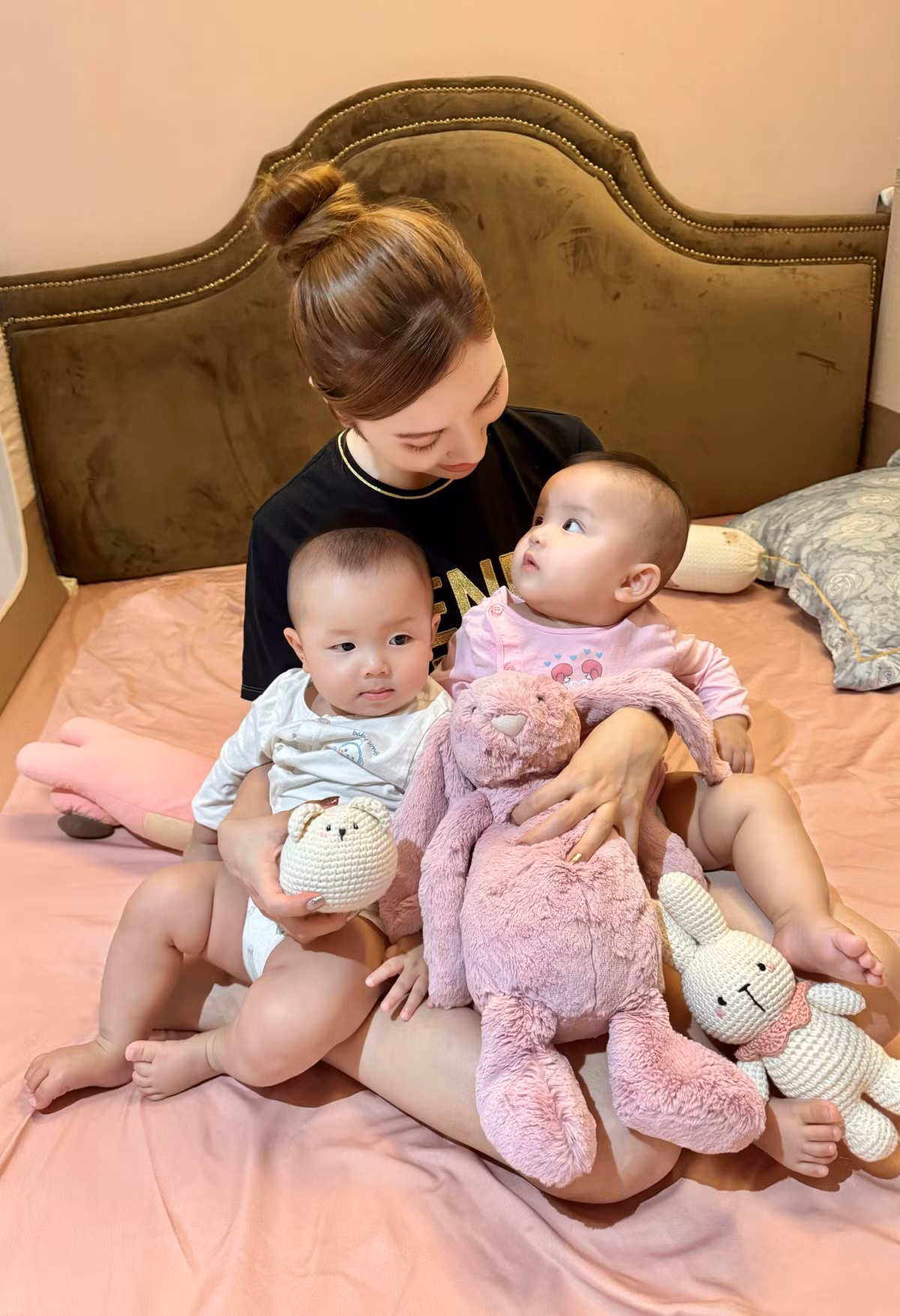 Dù đã làm mẹ hai con nhưng Hạnh Sino vẫn đẹp quyến rũ. Ảnh: FB Hạnh Sino