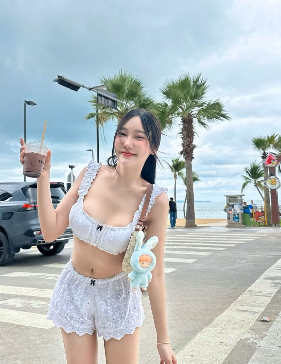 Trên trang cá nhân, hot girl này thường xuyên xuất hiện với những bộ cánh táo bạo, khoe trọn đường cong cơ thể, đặc biệt là những chiếc áo khoét sâu, váy ngắn cũn cỡn.
