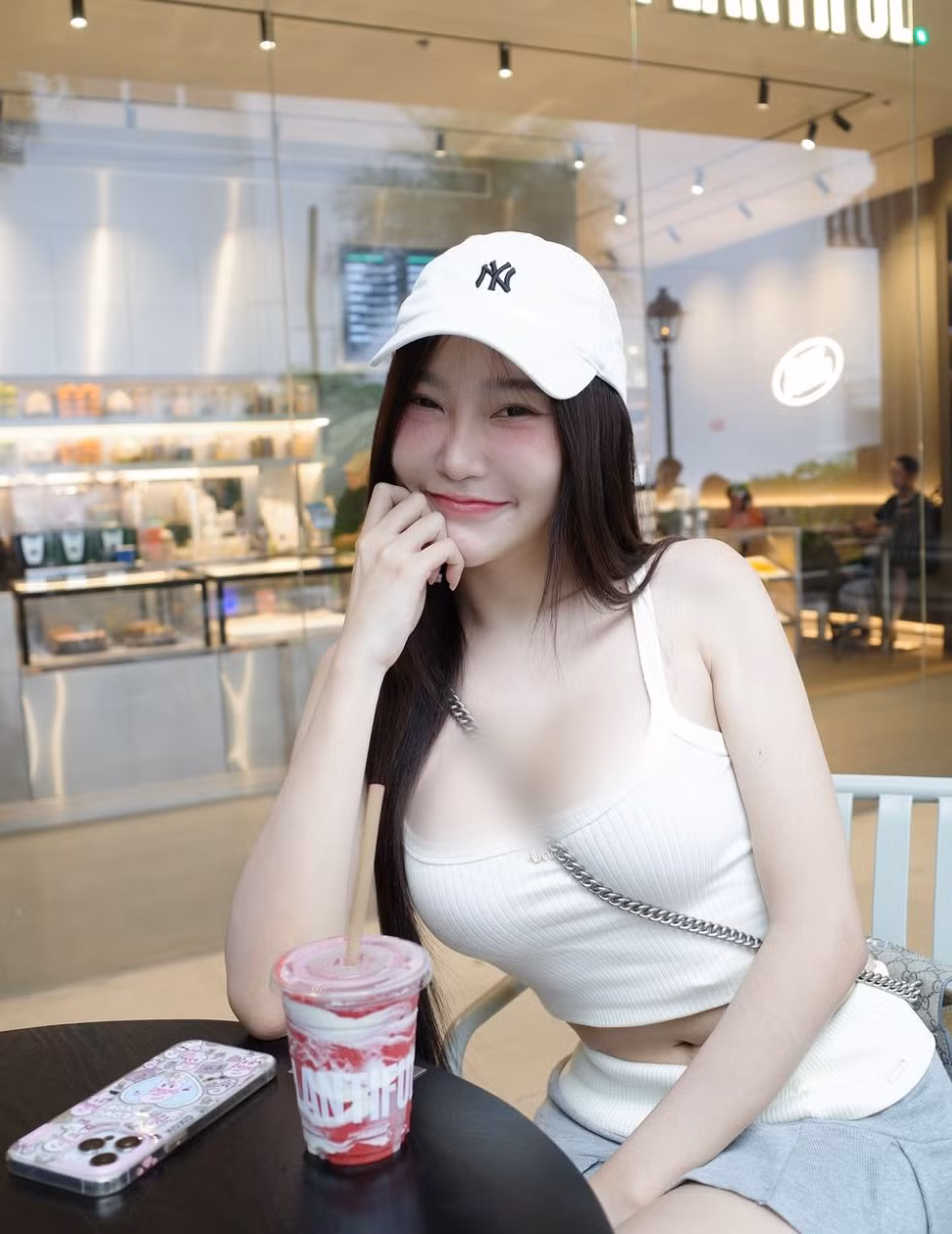 Với vóc dáng chuẩn mẫu, Natpaphat Ounboontan hoàn toàn có thể tự tin diện những bộ cánh cắt xẻ táo bạo.