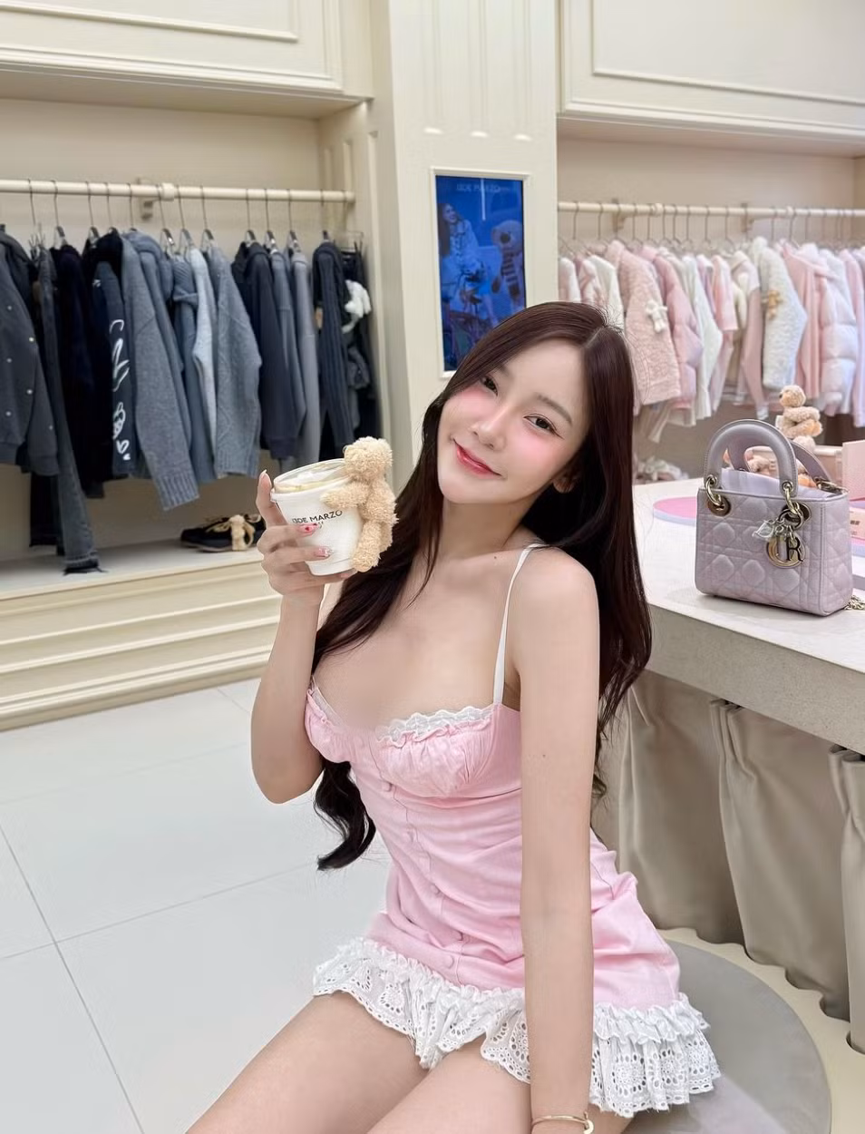 Có người khen ngợi cô nàng sở hữu một thân hình đẹp và tự tin khoe dáng, nhưng cũng có không ít ý kiến trái chiều cho rằng cách ăn mặc của cô quá hở hang, không phù hợp.