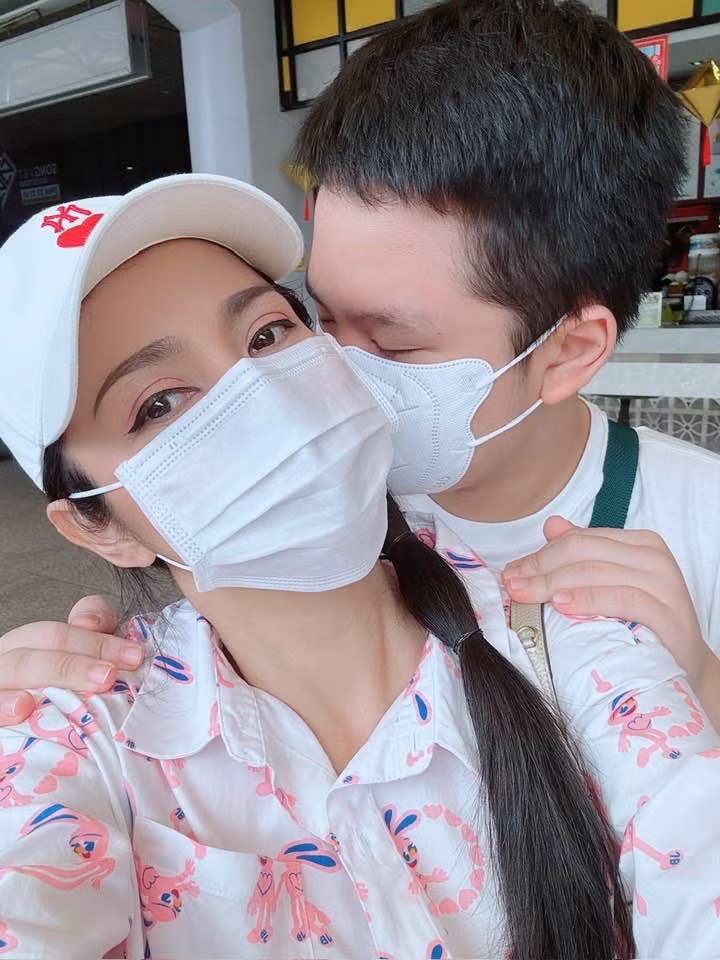 Nữ diễn viên thường xuyên chia sẻ những khoảnh khắc đời thường vui vẻ, hạnh phúc bên con trai trên trang cá nhân.