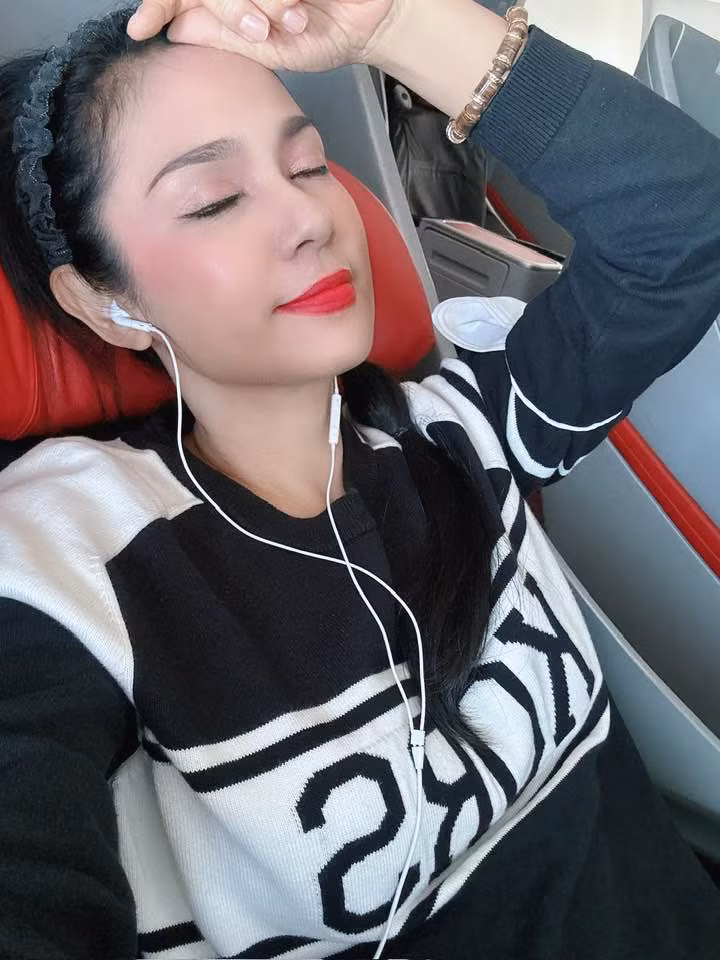 Sau 2 năm giải nghệ, hiện tại Việt Trinh có cuộc sống an nhiên, vui vẻ bên con trai.