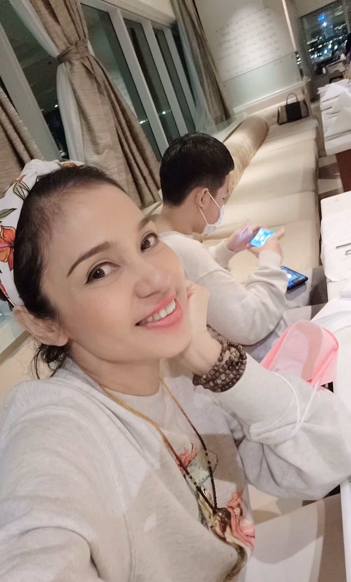Khi được hỏi về quyết định làm mẹ đơn thân, người đẹp sinh năm 1972 thẳng thắn bày tỏ: "Tôi chưa bao giờ khuyên ai đó nên độc thân hay nên làm mẹ đơn thân, vì tôi tin mỗi người có một cái duyên nợ và nghiệp khác nhau".