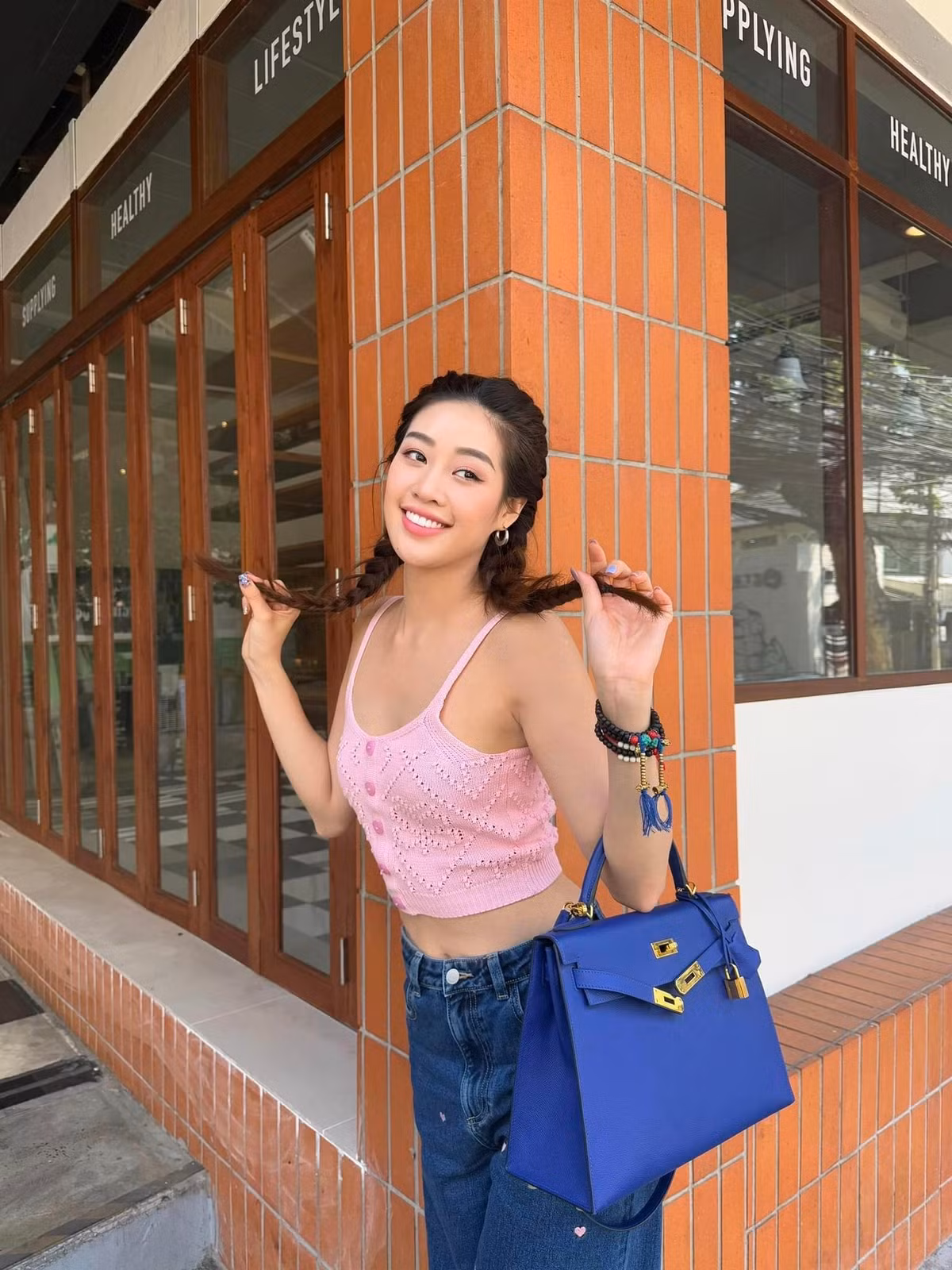 Người đẹp liên tục được các nhà thiết kế trong nước giao diễn vị trí first face, vedette. Khánh Vân còn mở một trung tâm đào tạo người mẫu mang tên cô.