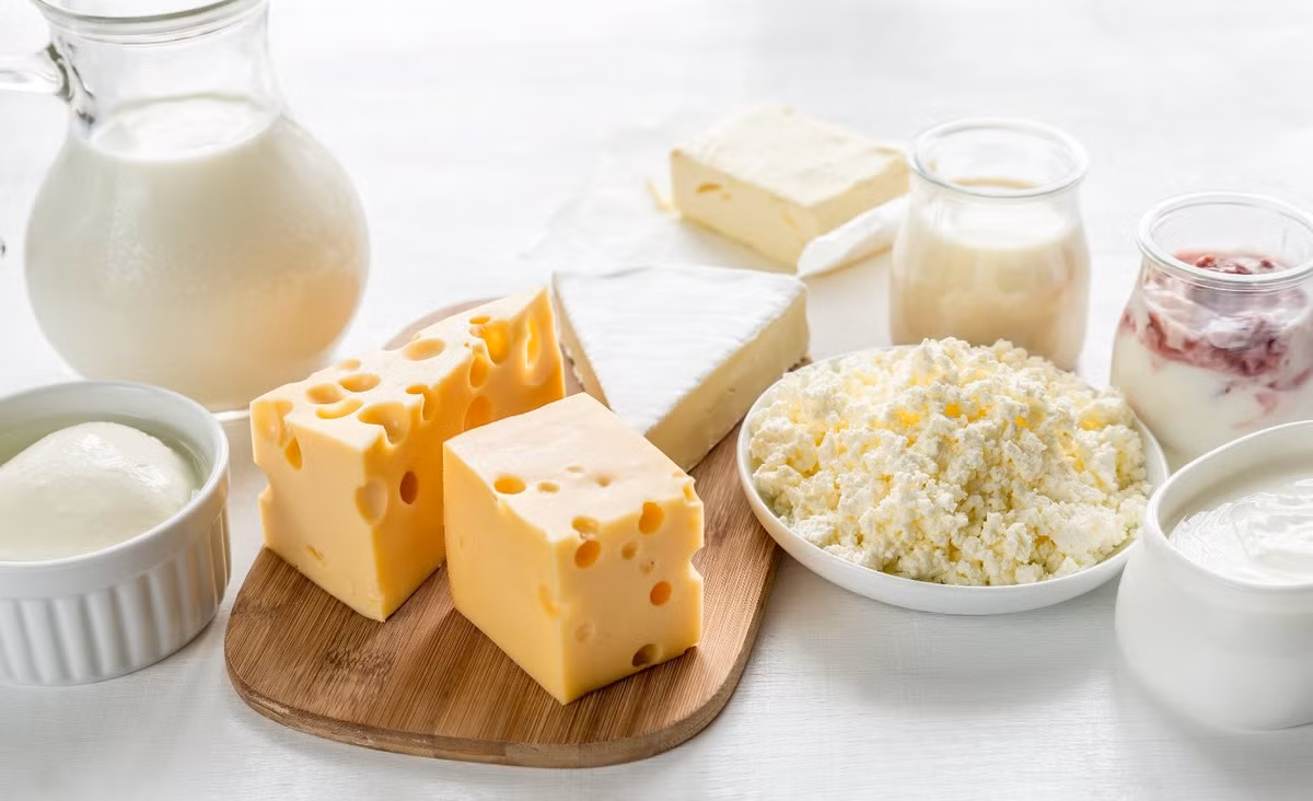  Thực phẩm có nguồn gốc từ sữa như phô mai, kem, sữa, bơ: Đây là những thực phẩm kích thích tăng tiết dịch nhờn trên da, dễ khiến tình trạng viêm nhiễm trên các nốt mụn nước trầm trọng hơn. Ảnh Internet
