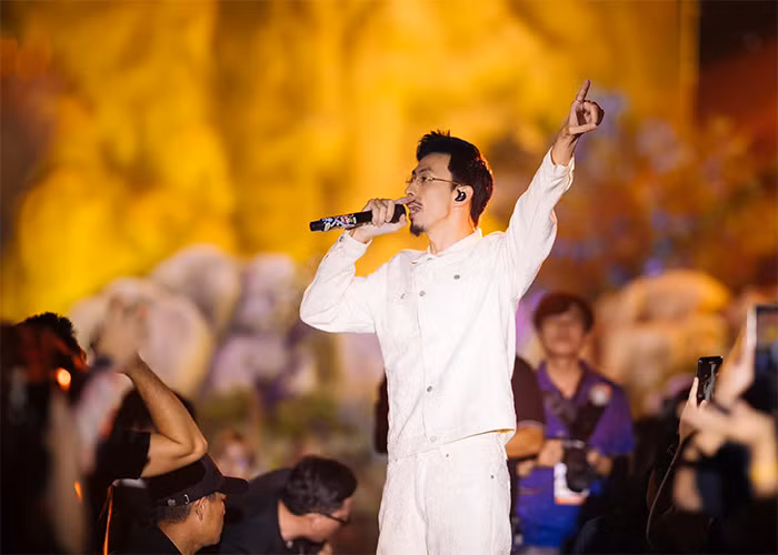 Ngoài ra, Đen Vâu còn nhận thêm giải thưởng Nam ca sĩ và Rapper được yêu thích nhất giải Mai Vàng lần thứ 29. (Ảnh: FBNV)