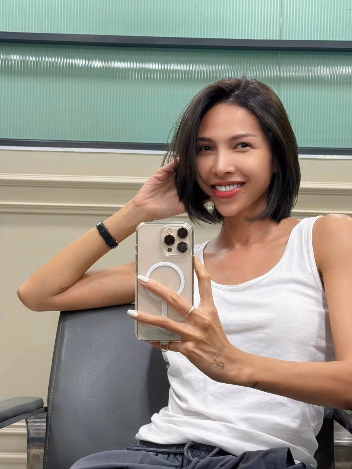 Minh Triệu khoe tóc mới, mái tóc ngắn giúp nữ người mẫu tăng phần cá tính, ấn tượng. Ảnh: FB Pham Dinh Minh Trieu