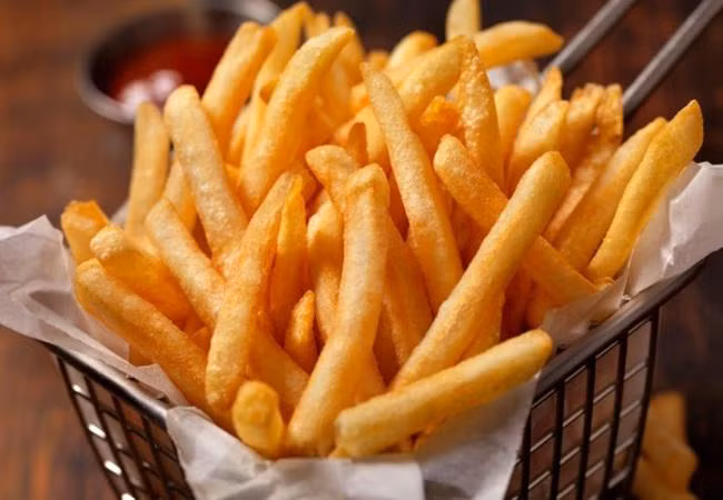 Khoai tây chiên là món ăn vặt khoái khẩu của người Việt, tuy nhiên thực phẩm này chứa acrylamide - một chất có khả năng gây ung thư. Acrylamide được sinh ra trong quá trình chiên, nướng thực phẩm giàu tinh bột ở nhiệt độ cao. Ảnh: Đời sống &amp; Pháp luật