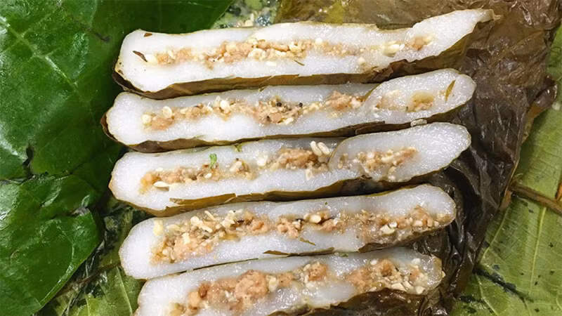 Bánh nếp nhân trứng kiến là tinh hoa ẩm thực của người Tày. Bánh nếp được làm từ gạo nếp cái hoa vàng, nhân bánh là trứng kiến rang thơm lừng. Bánh có vị ngọt thanh, béo ngậy, hương thơm đặc trưng. Ảnh: Bách hoá Xanh