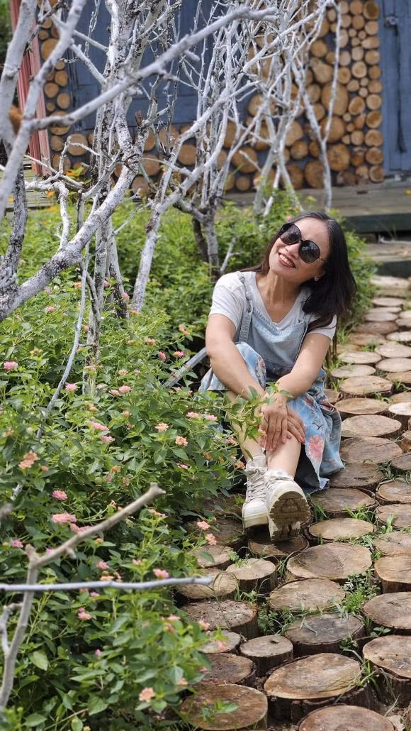 Diễn viên Tú Oanh viết: "Đau đầu quá... lao ra vườn... Lao động xong... tranh thủ làm ví dụ vài bô".