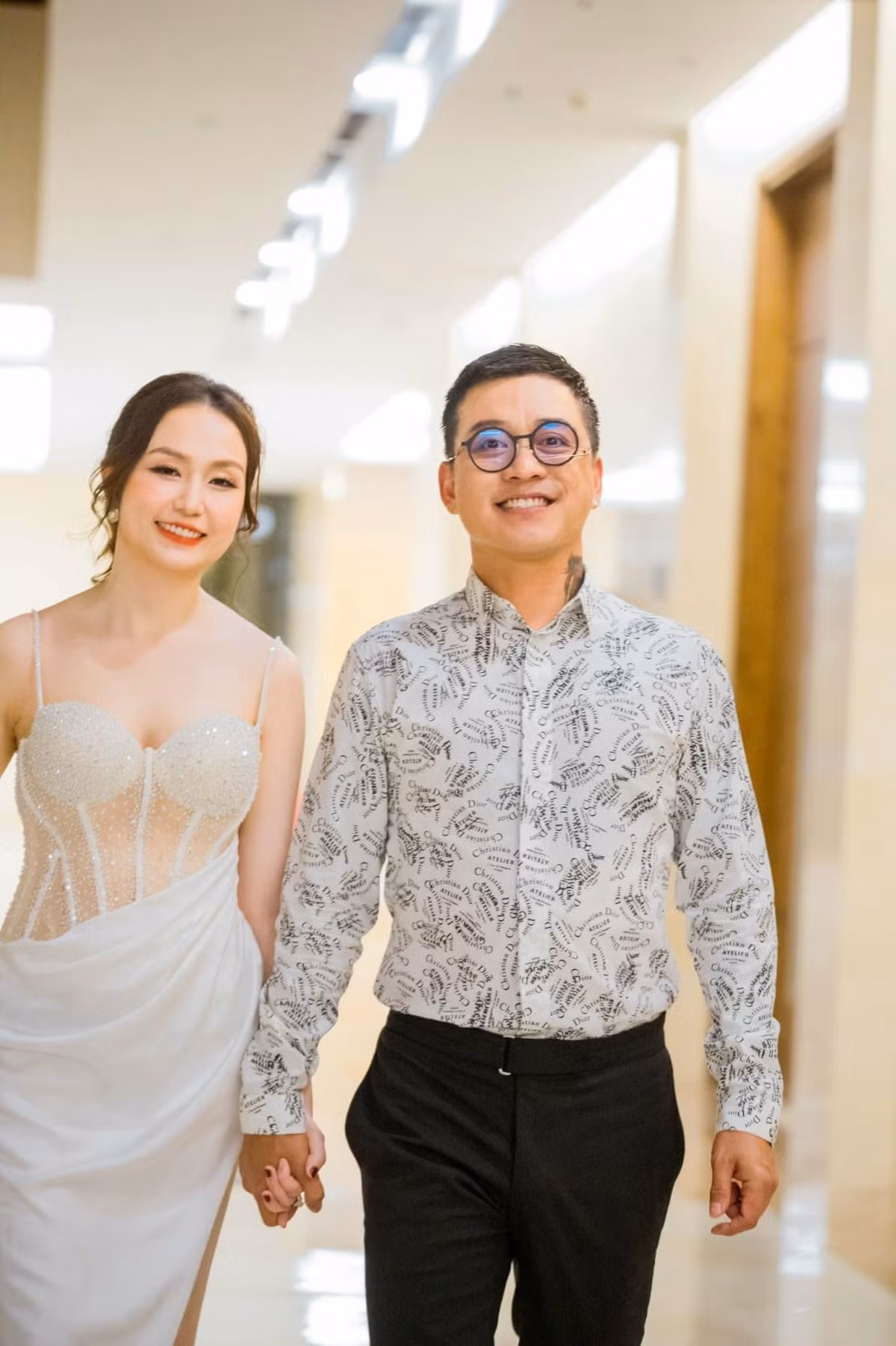 Không chỉ nhà cửa mà vợ chồng Tuấn Hưng cũng không tiếc tay mua sắm các món đồ hiệu. Ảnh: FBNV