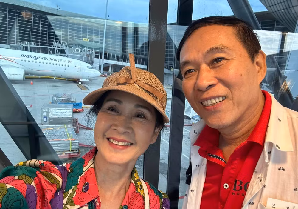 Vợ chồng NSND Lan Hương vi vu nước ngoài, luôn selfie để lưu lại kỷ niệm.