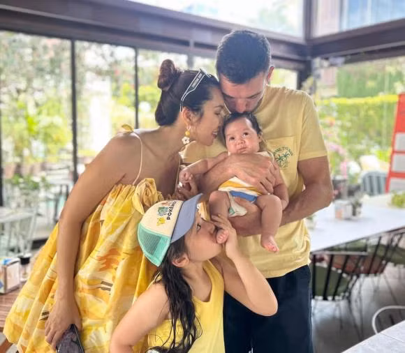 Hà Anh bên gia đình, cô chia sẻ: "Tiệc sinh nhật Myla và đầy tháng "ké" của em bé, em bé kiểu "Quá mệt mỏi tinh thần" với sự xoắn xuýt yêu thái quá của cái nhà này!".