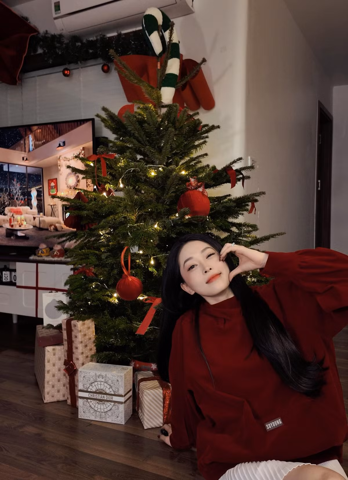 Á hậu Phương Nga rạng rỡ bên cây thông Noel trang trí tại nhà. Ảnh: FB Bùi Phương Nga