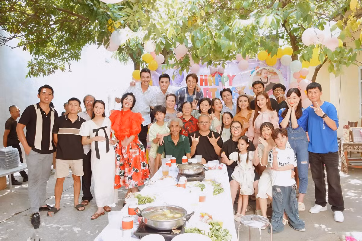 Minh Cúc chia sẻ ngày đóng máy phim "Sao kim bắn tim sao hỏa": "Thoả nỗi mong ước của bà Khánh. Bà lên chức bác có cháu bồng cháu bế rùi mọi người ơi. Kết thúc những ngày tháng sóng gió, giận hờn... để cuối cùng tất cả đều có những yêu thương xứng đáng". Ảnh: FB Đặng Minh Cúc