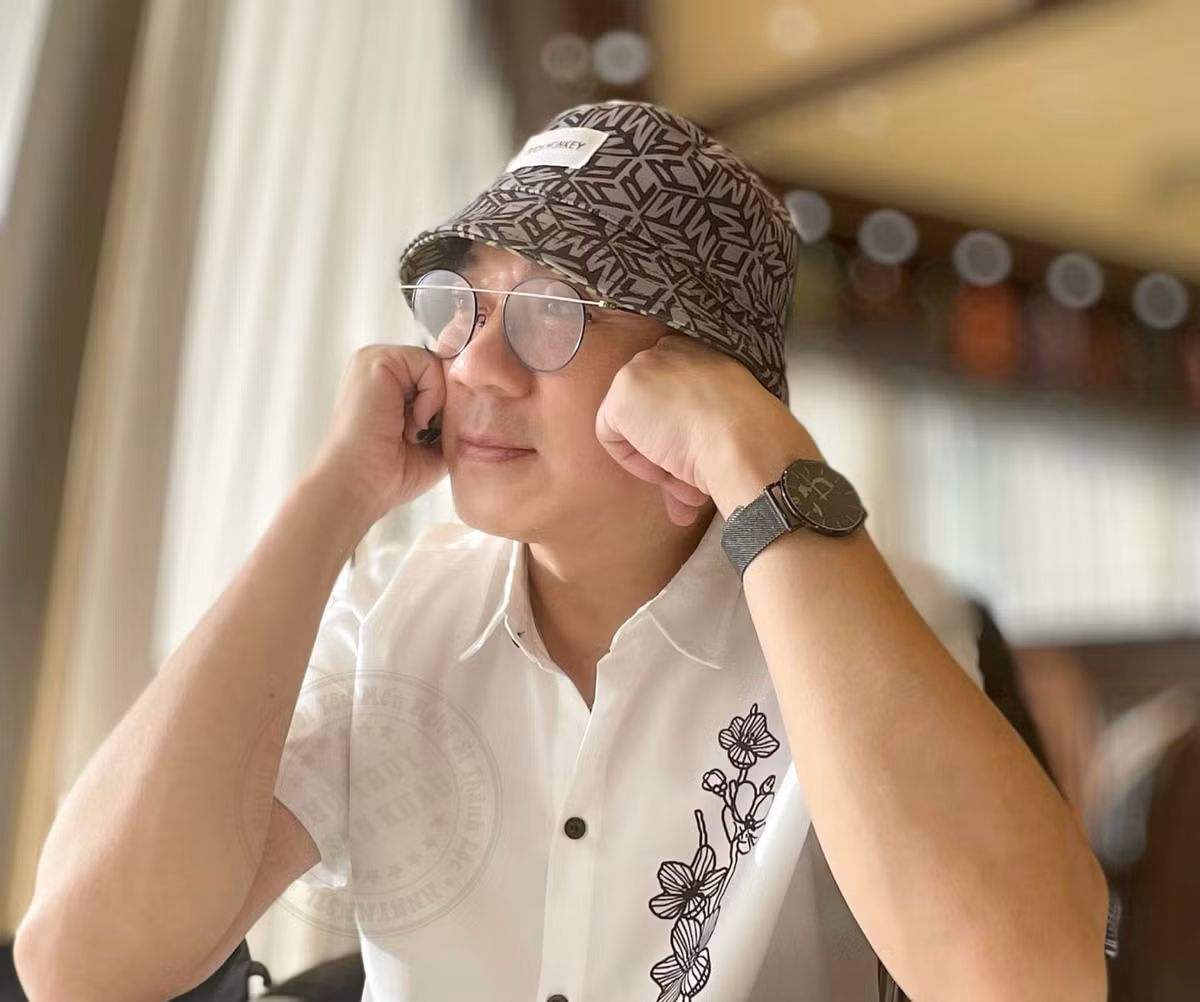 Về lý do không kết hôn, nam nghệ sĩ chia sẻ: "Tôi không có hứng thú với chuyện lập gia đình vì không muốn muốn làm khổ ai cả. Ở tuổi này lập gia đình làm khổ người ta. Nếu sinh con làm khổ con nữa. Thôi, cứ vậy đi, quẳng gánh lo đi mà vui sống". Ảnh: nguoiduatin.vn