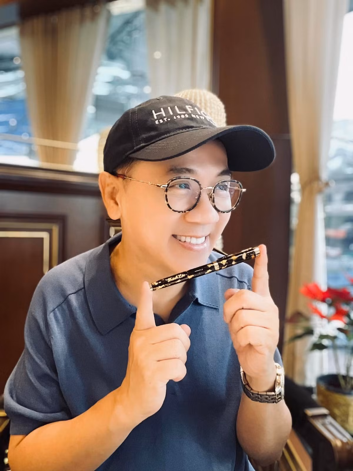 Do có thể biến hoá thành mọi kiểu nhân vật, làm khán giả khóc cười theo mình, nên NSƯT Thành Lộc còn được mệnh danh "phù thủy sân khấu". Ảnh: FB Thanh Loc Nguyen