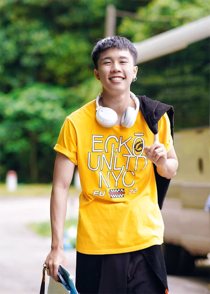 "Đi giữa trời rực rỡ" là tác phẩm đầu Long Vũ đóng chính. Trước đó, Long Vũ từng đóng một số vai phụ trong các phim của VTV như: "Lối nhỏ vào đời", "Không ngại cưới chỉ cần một lý do", "Gia đình mình vui bất thình lình", "Cuộc chiến không giới tuyến"... (Ảnh: FB Nguyễn Vũ)