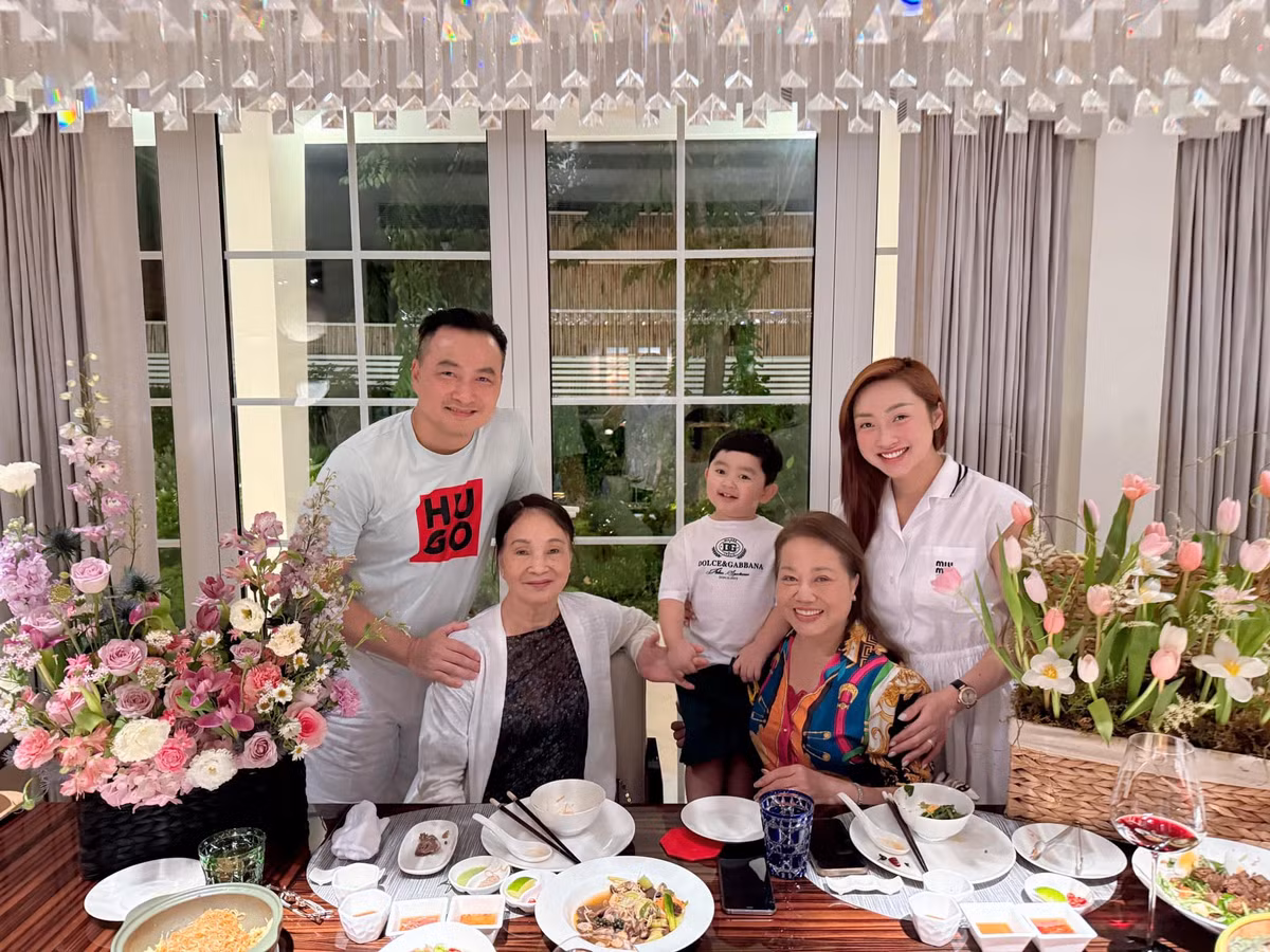 Gia đình Chi Bảo cùng ăn tối, khoảnh khắc hạnh phúc khiến nhiều người ngưỡng mộ. Ảnh: FB Chi Bảo