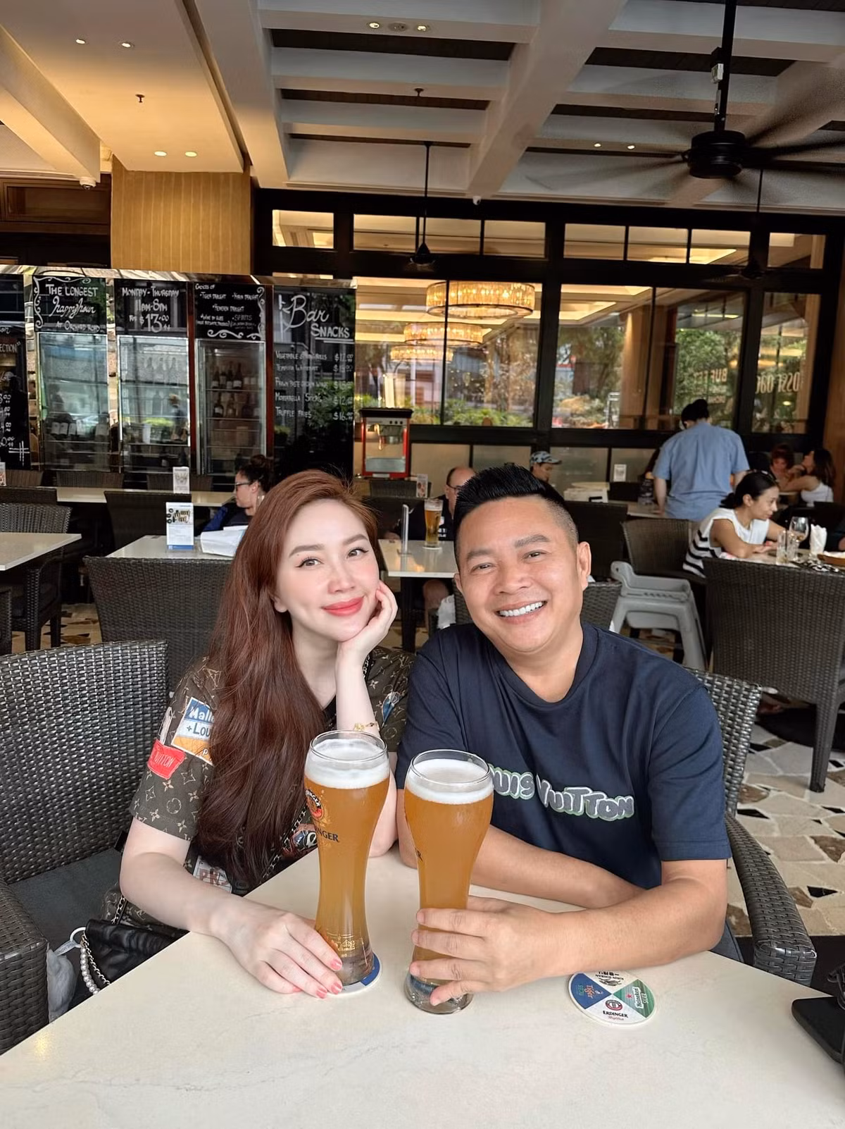 Ca sĩ Bảo Thy chúc mừng sinh nhật chồng: "Nhanh thật! Tính ra đã 8 lần chúc mừng sinh nhật của anh bạn thân rồi! Năm nào cũng mất trí nhớ vì vui quá! Chúc anh tuổi mới dù vợ có quậy tưng bừng xong anh phải bế về thì anh vẫn luôn vui vẻ cười tươi y hệt 8 năm qua nha". Ảnh: FB Bảo Thy
