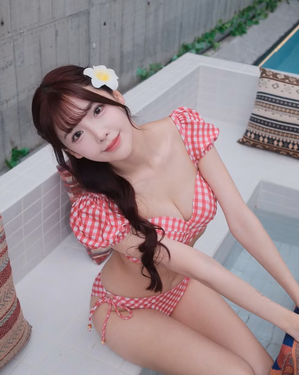 Fei Fei khéo khoe vòng 1 bằng cách lựa chọn các trang phục khoét hở phần ngực.
