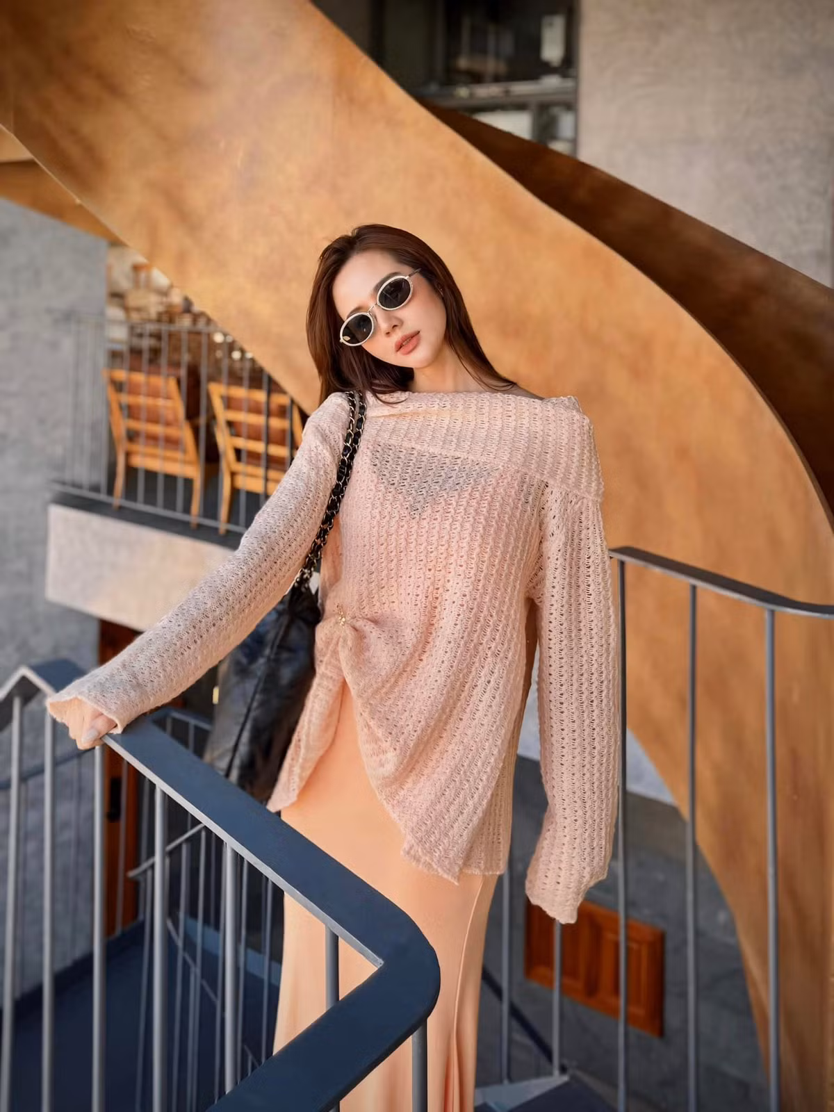 Nữ diễn viên thường xuyên diện những bộ cánh nữ tính, ôm sát, tôn lên đường cong cơ thể gợi cảm.