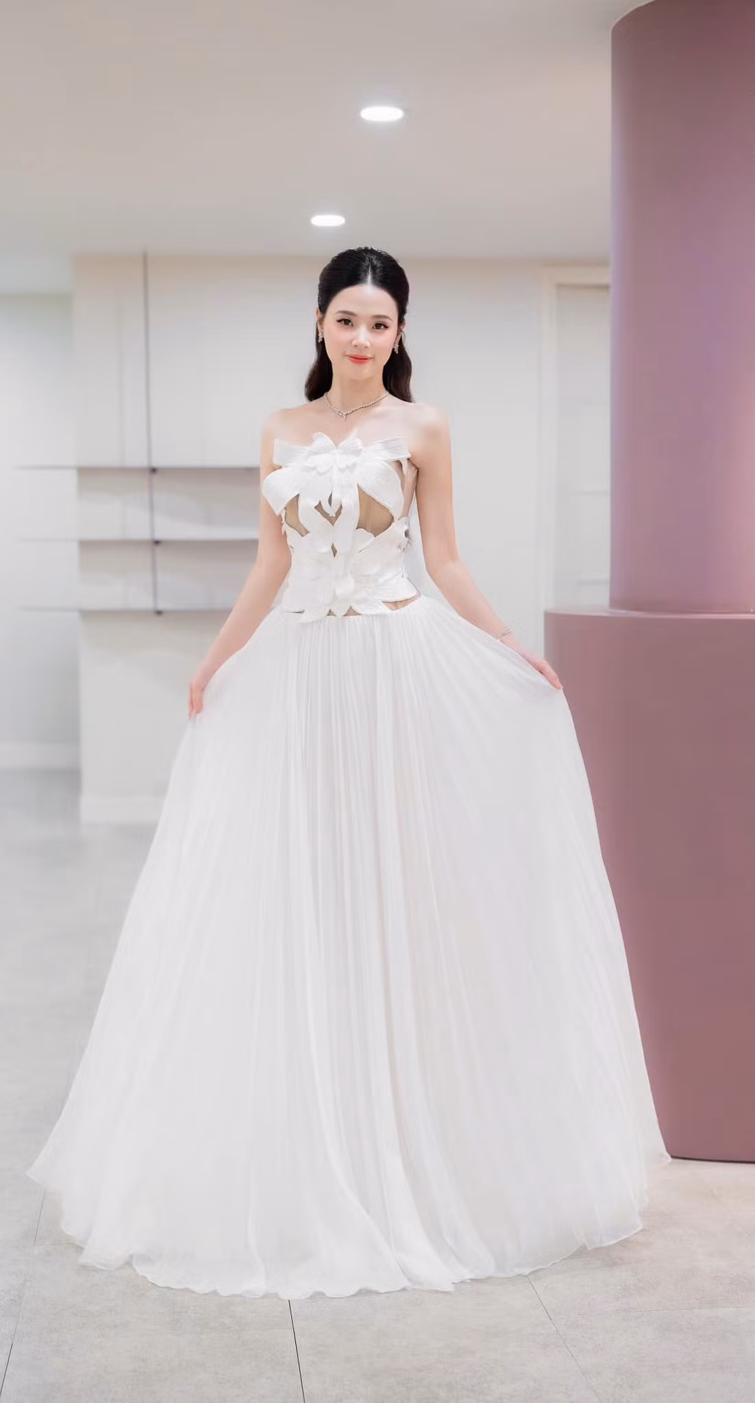 Midu mặc đầm đính hoa trên nền màu nude, tạo cảm giác nửa kín nửa hở. Ảnh: FB Midu