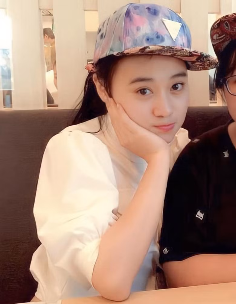 Không cần đến những đường nét sắc sảo, cô vẫn tỏa sáng với một vẻ đẹp rất riêng, bình dị mà cuốn hút. Ảnh: FB Vũ Trụ Phim Việt