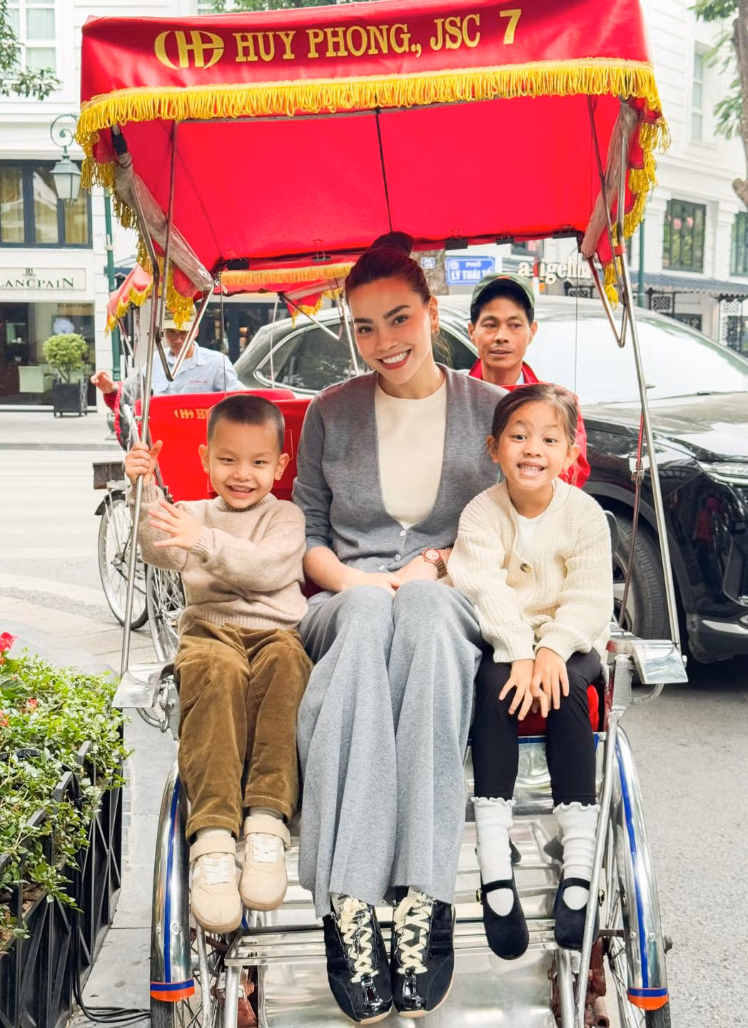 Hai nhóc tỳ Lisa - Leon cùng mẹ Hồ Ngọc Hà ngồi xích lô, dạo phố ở trung tâm Hà Nội. Ảnh: FB Ho Ngoc Ha