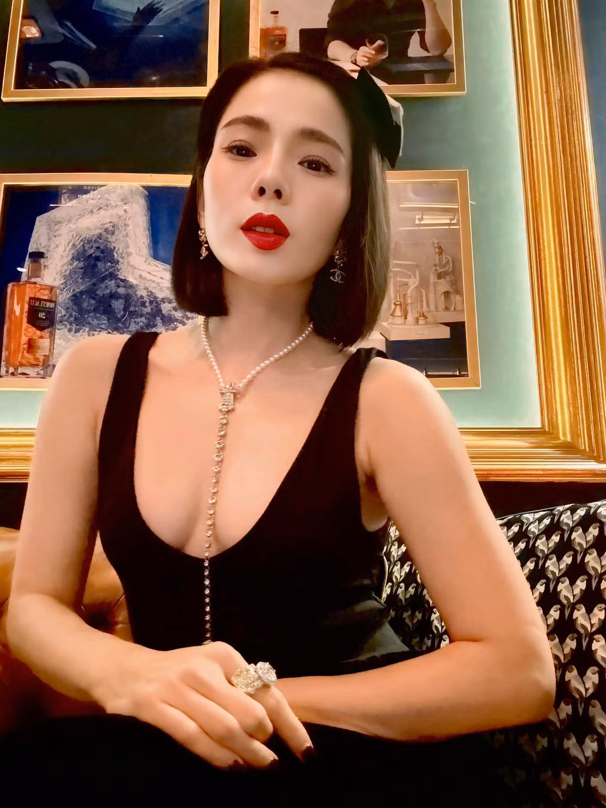 Lệ Quyên diện áo khoét sâu phần cổ khoe vòng 1 gợi cảm. Ảnh: FB Lệ Quyên