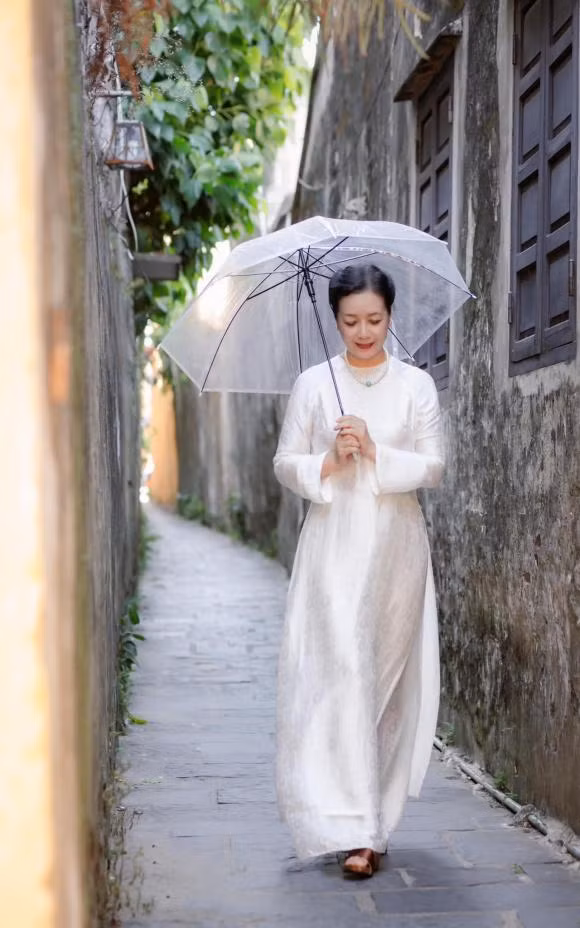 NSƯT Chiều Xuân diện áo dài trắng thướt tha giữa con phố nhỏ ở Hội An.