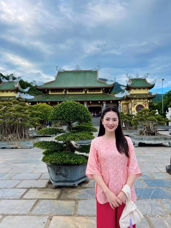 Diễn viên Việt Hoa cảm thấy "an yên" khi đi lễ ở chùa Linh Ứng - Sơn Trà - Đà Nẵng.