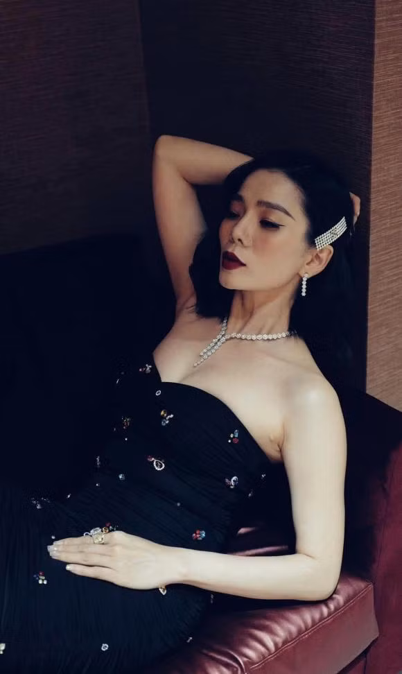 Lệ Quyên chia sẻ tâm tư: "Luôn sống ngay ngắn để có thể làm những gì mình muốn và nói những gì mình cần. Vòng vo chưa bao giờ có trong từ điển. Trân trọng những gì đáng, loại bỏ những gì thừa...!".