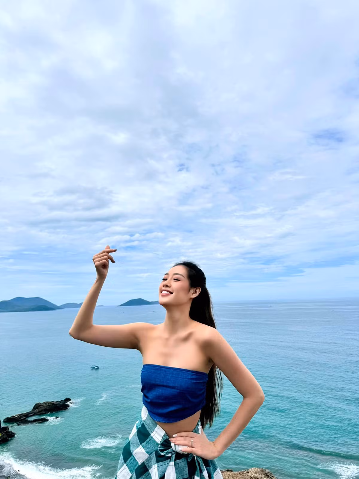 Hoa hậu Khánh Vân chụp ảnh kỷ niệm ở biển Nha Trang.