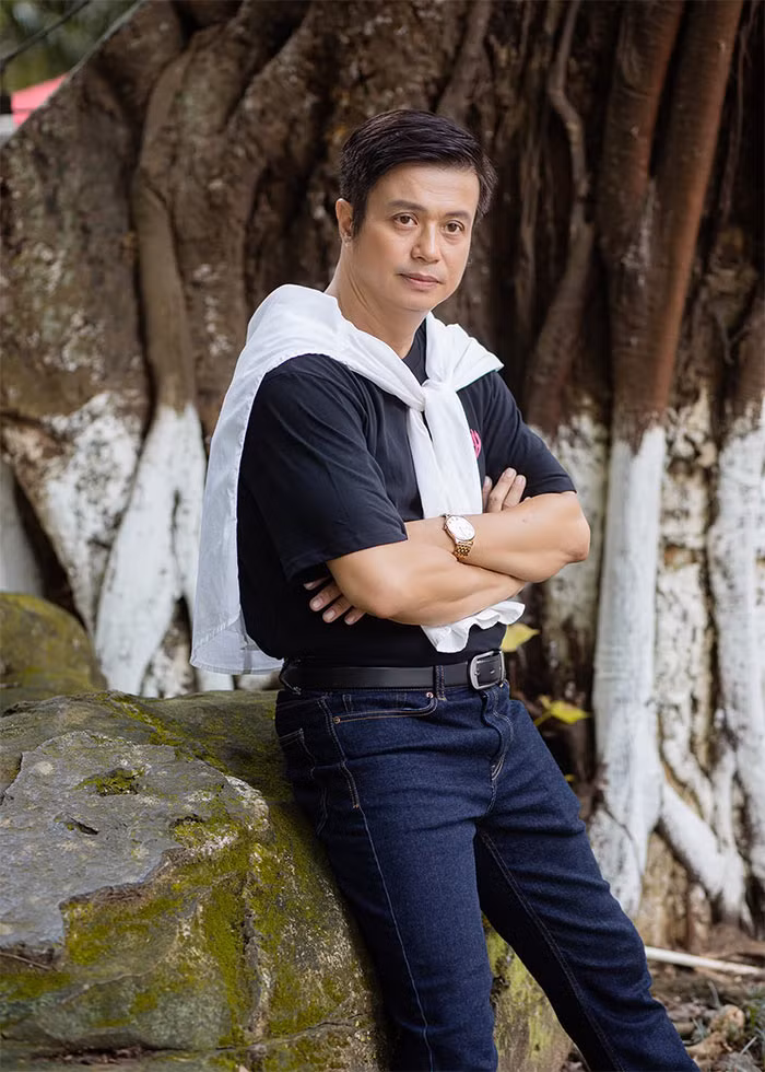 Cách đây vài năm, Bá Anh đã ly hôn vợ dù cả ba đã có ba con chung. Nam diễn viên chia sẻ, thời gian ly thân, anh cảm thấy lòng anh nặng trĩu, gần như mất ngủ mỗi đêm để suy nghĩ vừa muốn giữ gia đình cho các con nhưng cũng không muốn cuộc sống hôn nhân cứ nặng nề như vậy. (Ảnh: FBNV)