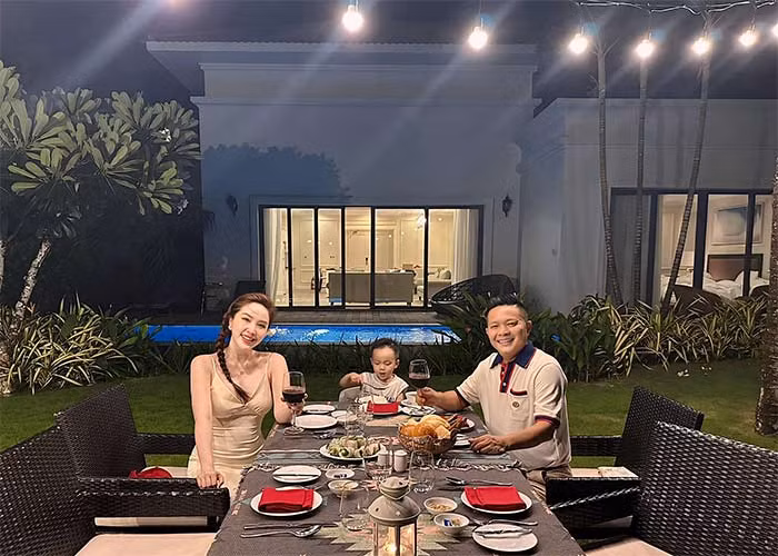Trở thành bà chủ của căn biệt thự màu trắng rộng mênh mông ở Q7, Bảo Thy được chồng cưng như trứng mỏng, chiều chuộng như bà hoàng. (Ảnh: FB Bảo Thy)