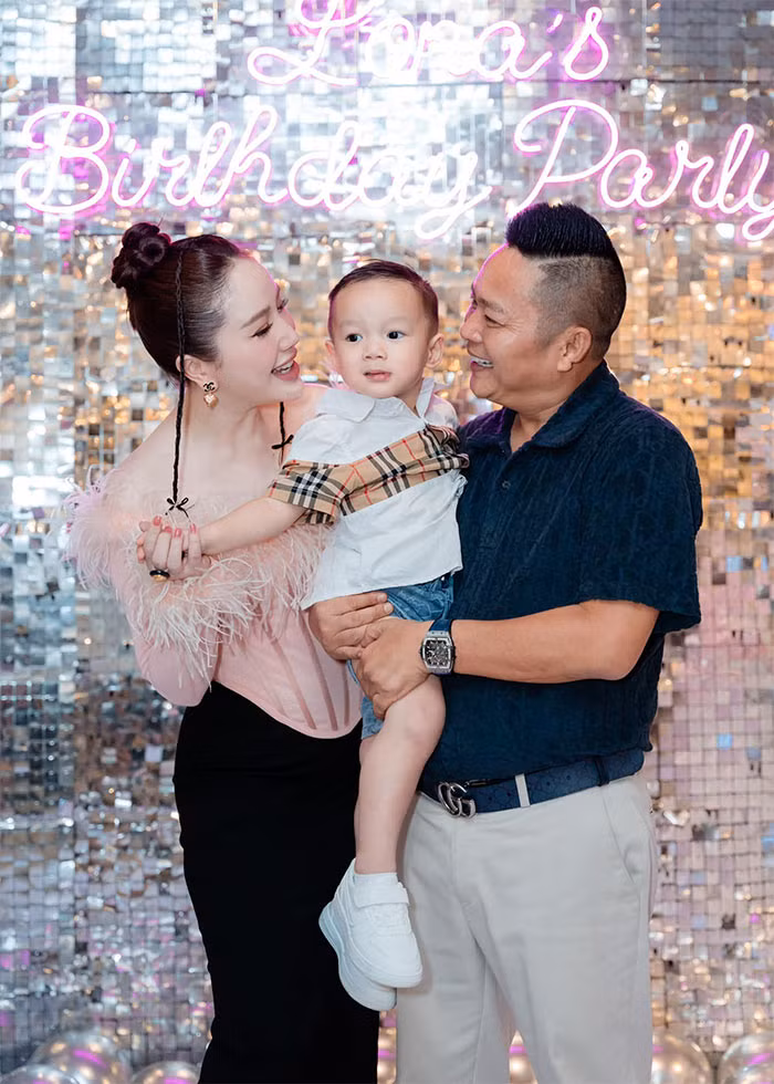 Nữ ca sĩ đang tận hưởng cuộc sống vô cùng sung túc, hạnh phúc bên con trai và chồng đại gia. Hằng ngày, nữ ca sĩ dành nhiều thời gian cho việc chăm con, chăm sóc vườn rau, trang trí nhà cửa. (Ảnh: FB Bảo Thy)