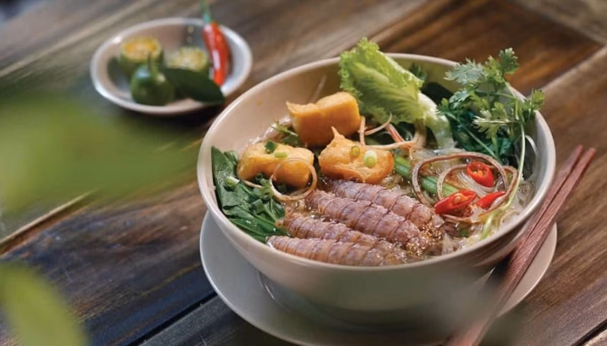 Nếu đến Quảng Ninh vào mùa thu hay đông, bưng trên tay bát bún bề bề nóng hổi, thơm phức thì còn gì sánh bằng. Bề bề thịt chắc, tươi ngon, bún trắng thơm kết hợp nước lèo được hầm từ xương. Đây sẽ là món ăn mà không thực khách nào bỏ lỡ khi đến đây.