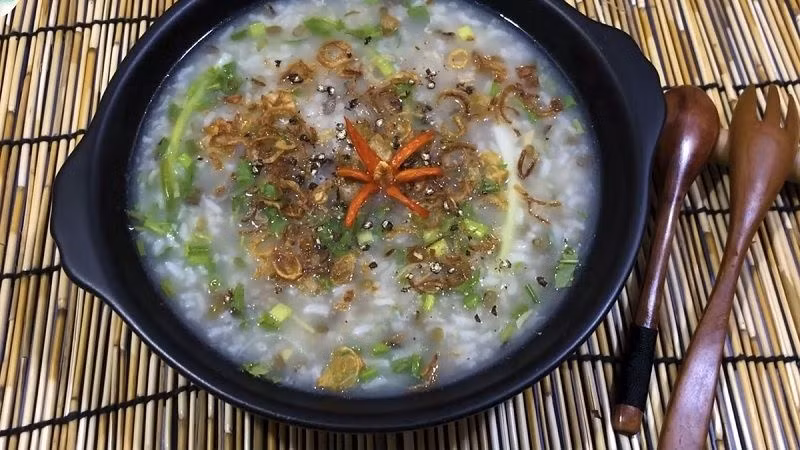 Con Hà có thể xa lạ với nhiều người nếu chưa đến Quảng Ninh thưởng thức, nó khá giống với con Hàu. Đặc biệt khi được nấu cháo thì tuyệt ngon, những hạt cháo nở bung đều với con Hà béo, tạo nên món ăn độc đáo nơi đây.