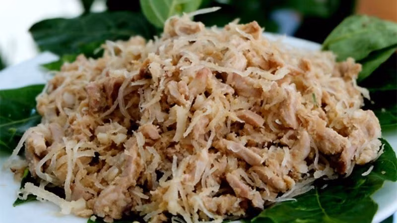 Nem chạo còn có tên gọi khác là nem thính, là món nem dân dã, chủ yếu được làm từ da heo và thính gạo. Đây cũng là món nên thử khi ghé thăm Quảng Ninh.