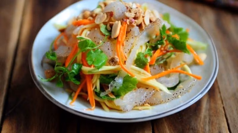 Nhắc đến các đặc sản Quảng Ninh mà không nói đến nộm sứa Cô Tô quả là một thiếu sót lớn. Sứa thì ở vùng biển nào cũng có, nhưng đạt được độ thơm ngon đỉnh cao thì chỉ có ở Cô Tô. Cái giòn của sứa, vị cay của ớt, vị chua của chanh đã hòa quyện vào nhau tạo nên món nộm sứa thơm ngon đúng điệu.