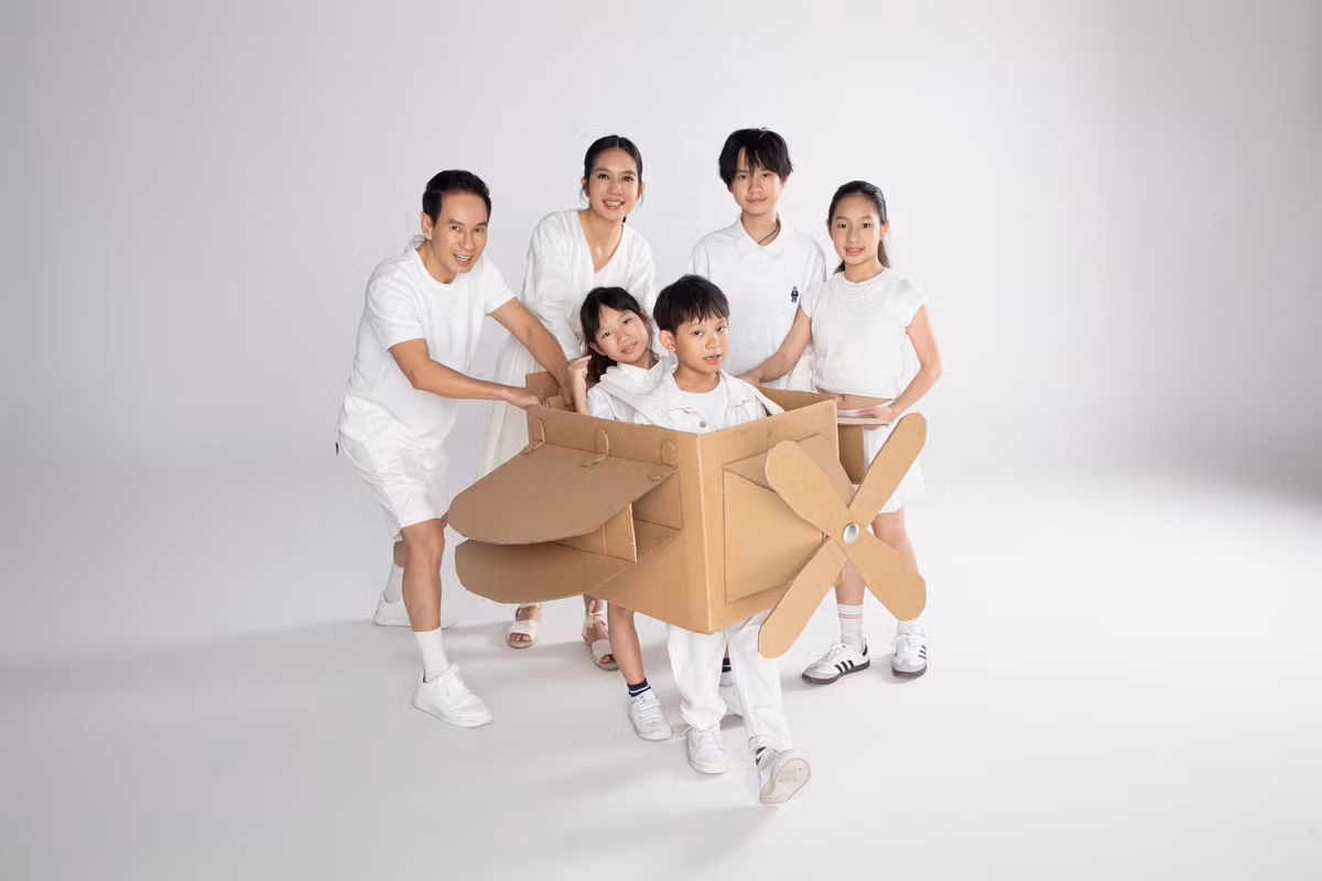 Lý Hải - Minh Hà khoe bộ ảnh đáng yêu bên 4 con. Ảnh: FB Ly Hai Minh Ha