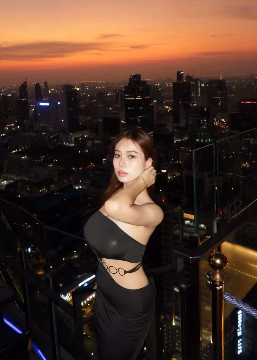 Từ những chiếc váy bodycon đến những bộ quần áo bó sát, tất cả đều được cô nàng mix &amp; match một cách khéo léo, tạo nên những set đồ vừa thời trang, lại gợi cảm.