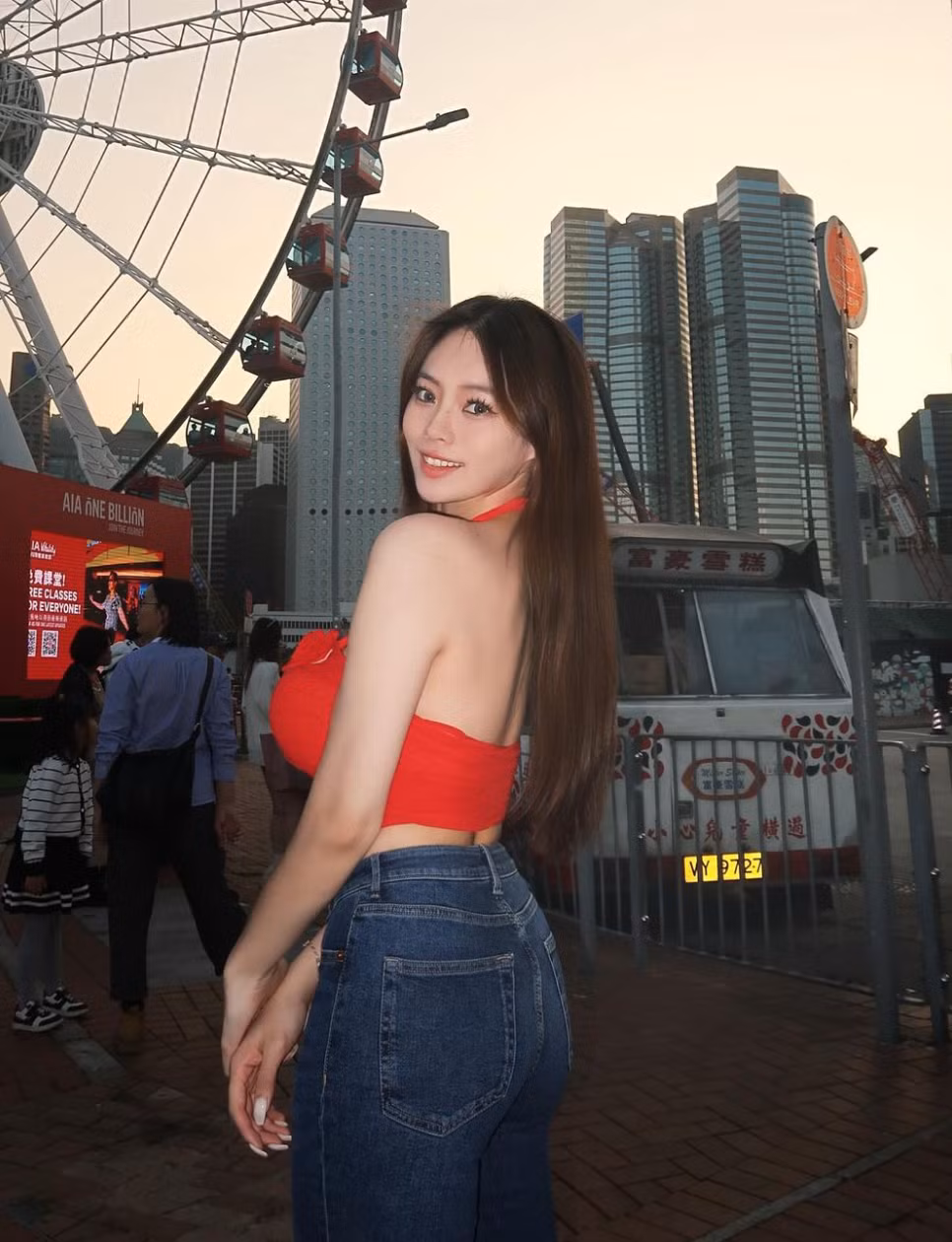 Bên cạnh đó, việc lựa chọn những màu sắc nổi bật như đỏ, vàng, hồng... cũng góp phần làm tăng thêm sự thu hút của Jasmine.
