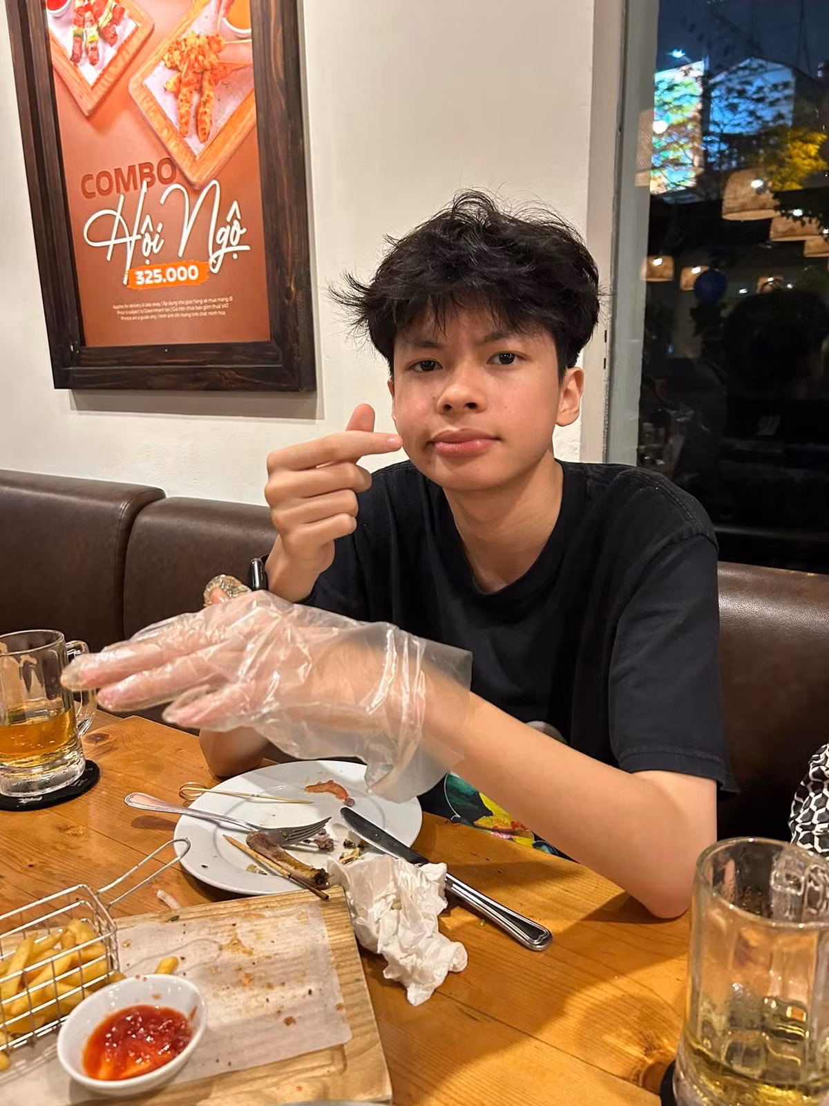 Không chỉ có vẻ ngoài ấn tượng, Trần Lực còn khoe con trai thích chơi trống, ca hát... bé có tính cách điềm đạm, thân thiết với bố.