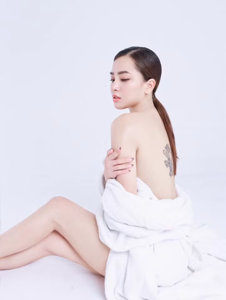 Hải Băng khoe ảnh táo bạo, lộ hình xăm ở lưng. Ảnh: FB Hải Băng